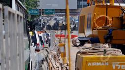 Puluhan kendaraan terjebak kemacetan di Jalan Raya Cipulir, Jakarta, Kamis (30/4/2015). Pembangunan jalan layang terpanjang Tendean-Ciledug (9,3 kilometer) untuk transjakarta Koridor XIII berimbas pada kemacetan panjang . (Liputan6.com/Andrian M Tunay)