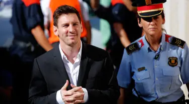 Lionel Messi saat mendatangi pengadilan di Gava, Barcelona, Spanyol (27/9/2013). Lionel Messi terbukti bersalah telah menggelapkan pajak per tahun 2007, 2008, dan 2009 yang mencapai nominal 3,5 juta poundsterling (Rp60 miliar). (AP Photo / Emilio M)