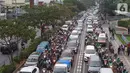 Kendaraan terjebak kemacetan di Jalan Margonda Raya, Depok, Jawa Barat, Sabtu (26/10/2019). Tingginya volume kendaraan menyebabkan jalan utama di Kota Depok tersebut tetap mengalami kemacetan, meski pengoperasian Jalan Tol Cijago Seksi II telah dilakukan. (Liputan6.com/Immanuel Antonius)