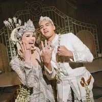 Intip detail kebaya pengantin Alyssa Daguise yang mewah (@alyssadaguise)