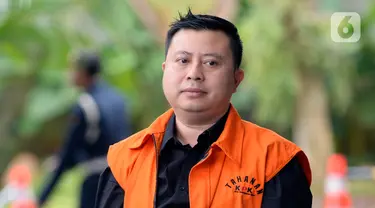 Staf Sekjen PDIP Hasto Kristiyanto, Saeful Bahri tiba di Gedung KPK, Jakarta, Selasa (18/2/2020). Saeful Bahri diperiksa sebagai tersangka terkait kasus dugaan penerimaan hadiah atau janji penetapan anggota DPR Terpilih 2019-2024. (merdeka.com/Dwi Narwoko)