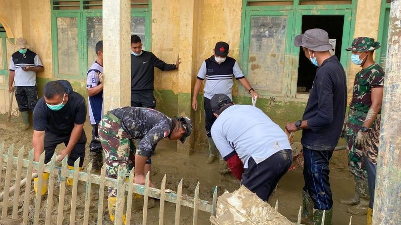 TNI AD dan Relawan Bergerak Cepat Bersihkan Sekolah Terdampak Banjir di Aceh Tamiang