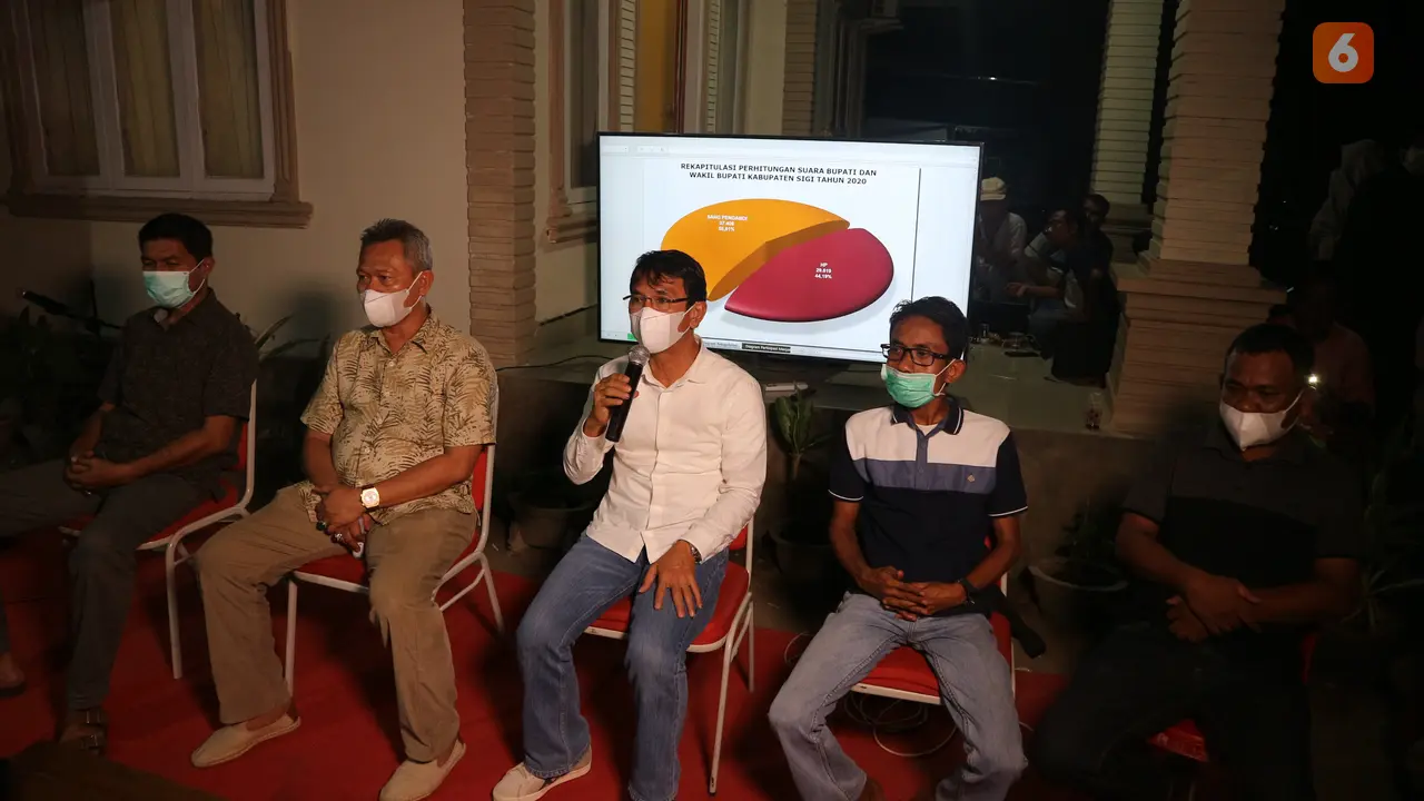 Mohamad Irwan Lapata (tengah) bersama koalisi pemenangannya saat menggelar konferensi pers