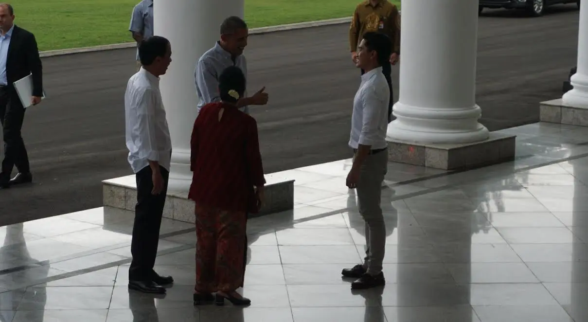 Barack Obama memberikan salam jempol untuk putra Presiden Jokowi, Kaesang Pangareb. (Liputan6.com/Ahmad Romadoni)