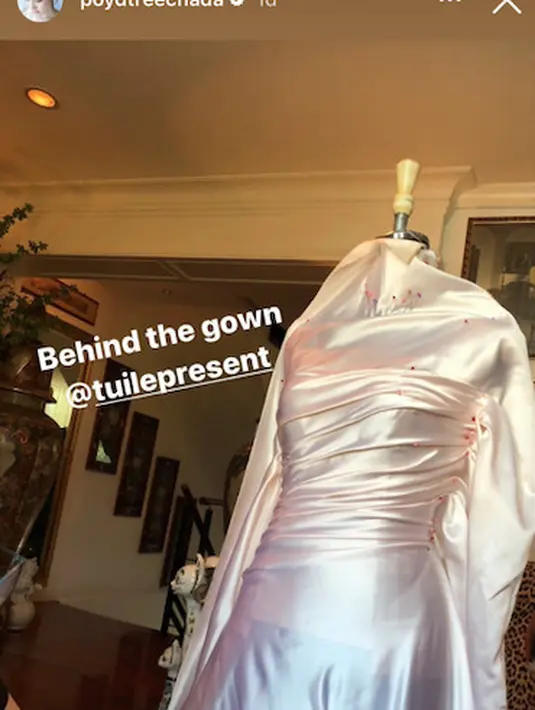 Nong Poy pun membagikan proses pembuatan di balik gaun pengantinnya rancangan Anurak Roumsook. Yang memiliki akun Instagram @tuilepresent [@poydtreechada]