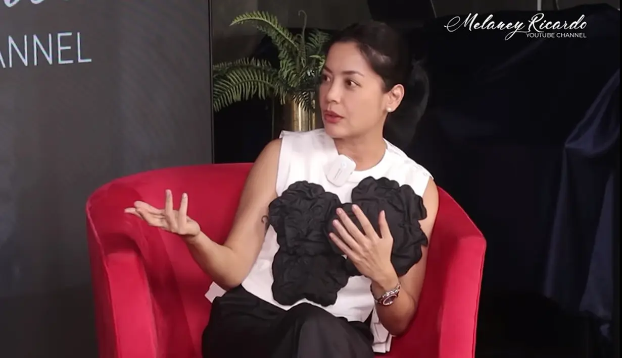 Meski mendapatkan banyak pertanyaan yang tak dikehendaki, Lulu tetap santai dan tak memusingkan atau memikirkan. "Tapi lo  tahu, gitu-gitu sebenarnya enggak gue gubris," kata Lulu. [Youtube/Melaney Ricardo]