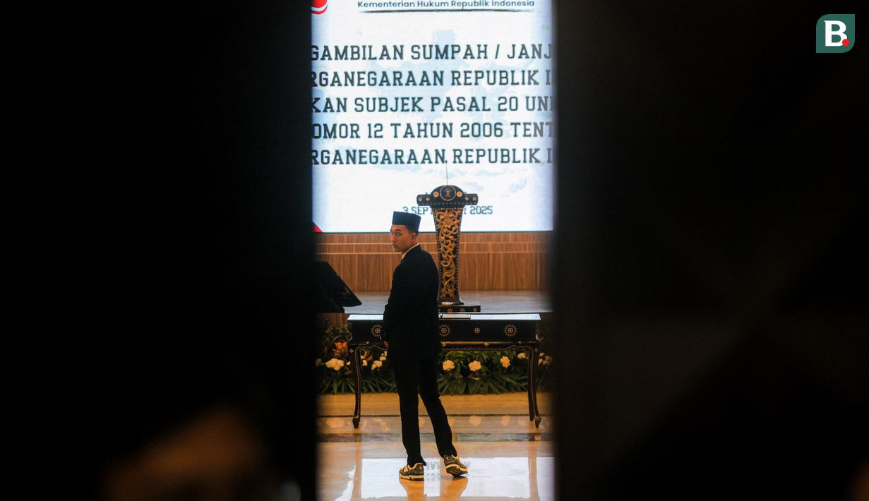 <p>Pemain FC Utrecht, Miliano Jonathans menunggu prosesi pengambilan sumpah kewarganegaraan Republik Indonesia di Kementerian Hukum dan HAM, Kuningan, Jakarta Selatan, Rabu (03/09/2025). (Bola.com/Bagaskara Lazuardi)</p>