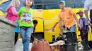 Para pemudik membawa barang bawaannya setibanya di Terminal Pulogadung, Jakarta, Jumat (1/8/14). (Liputan6.com/Faizal Fanani)