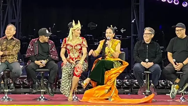 Yura Yunita, berbusana kuning dan hijau dalam Pagelaran Sabang Merauke 2026 di kawasan Senayan, Jakarta pada (21/8/2026). (Liputan6.com/Afradhiya N. R)