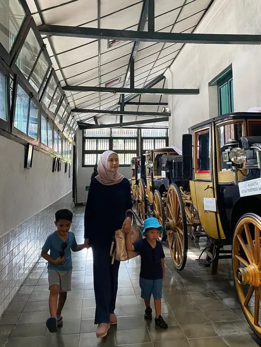 "Hai nak, denger sekolah mau dibuka lagi januari kok bia deg2an ya.. ada perasaan ga pengen masa udah nyaman banyak waktu dihabiskan sama kalian..Alhamdulillah 24jam liat semua anak dalam pandangan,” tulis Zaskia. (Instagram/zaskiadyamecca)