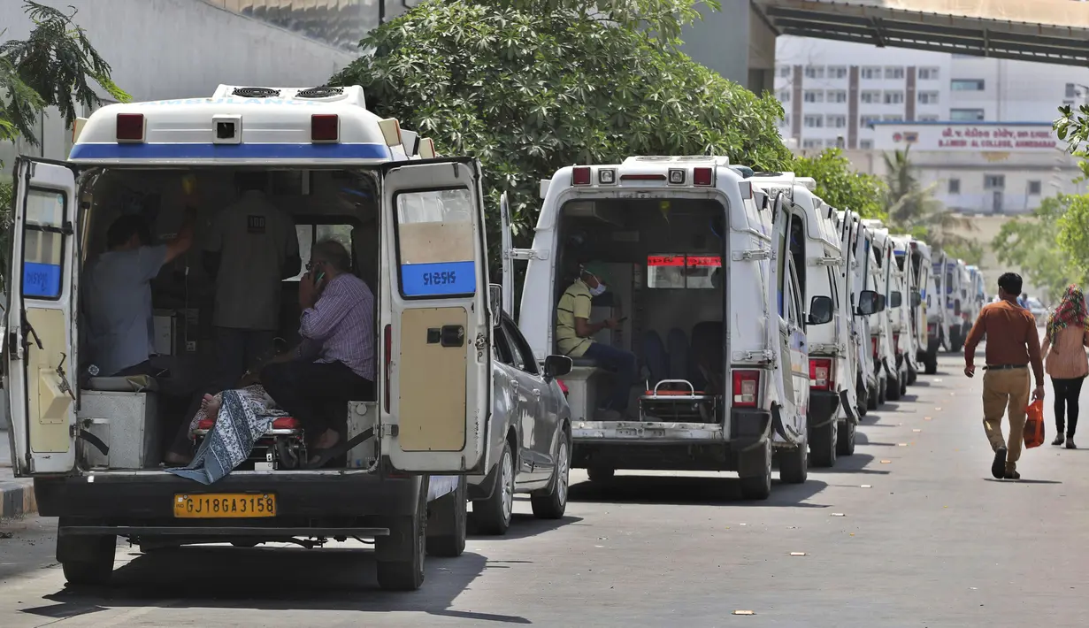 Ambulans yang membawa pasien COVID-19 berbaris menunggu giliran untuk dirawat di rumah sakit pemerintah khusus COVID-19 di Ahmedabad, India, 22 April 2021. Gelombang pandemi kedua telah melanda India dengan sangat dasyat dan menyebabkan lonjakan harian lebih dari 300.000 kasus. (AP Photo/ Ajit Solan
