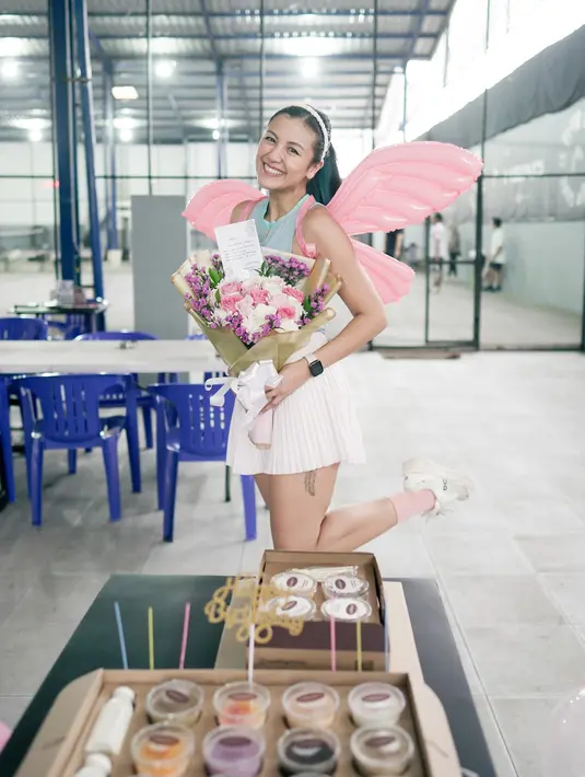 Potret Sharena Delon ketika mendapatkan kejutan ulang tahun dari sahabatnya ketika hendak bermain tenis. Saat tiba di lapangan tenis, Sharena langsung dipasangkan sayap bak ibu peri. Adik mendiang Reza Gunawan ini kemudian memakai sayap tersebut sambil bermain tenis. Dapat banyak hadiah, Sharena tak henti ucap terima kasih dan mention nama sahabatnya di Instagram. (Liputan6.com/IG/@mrssharena)