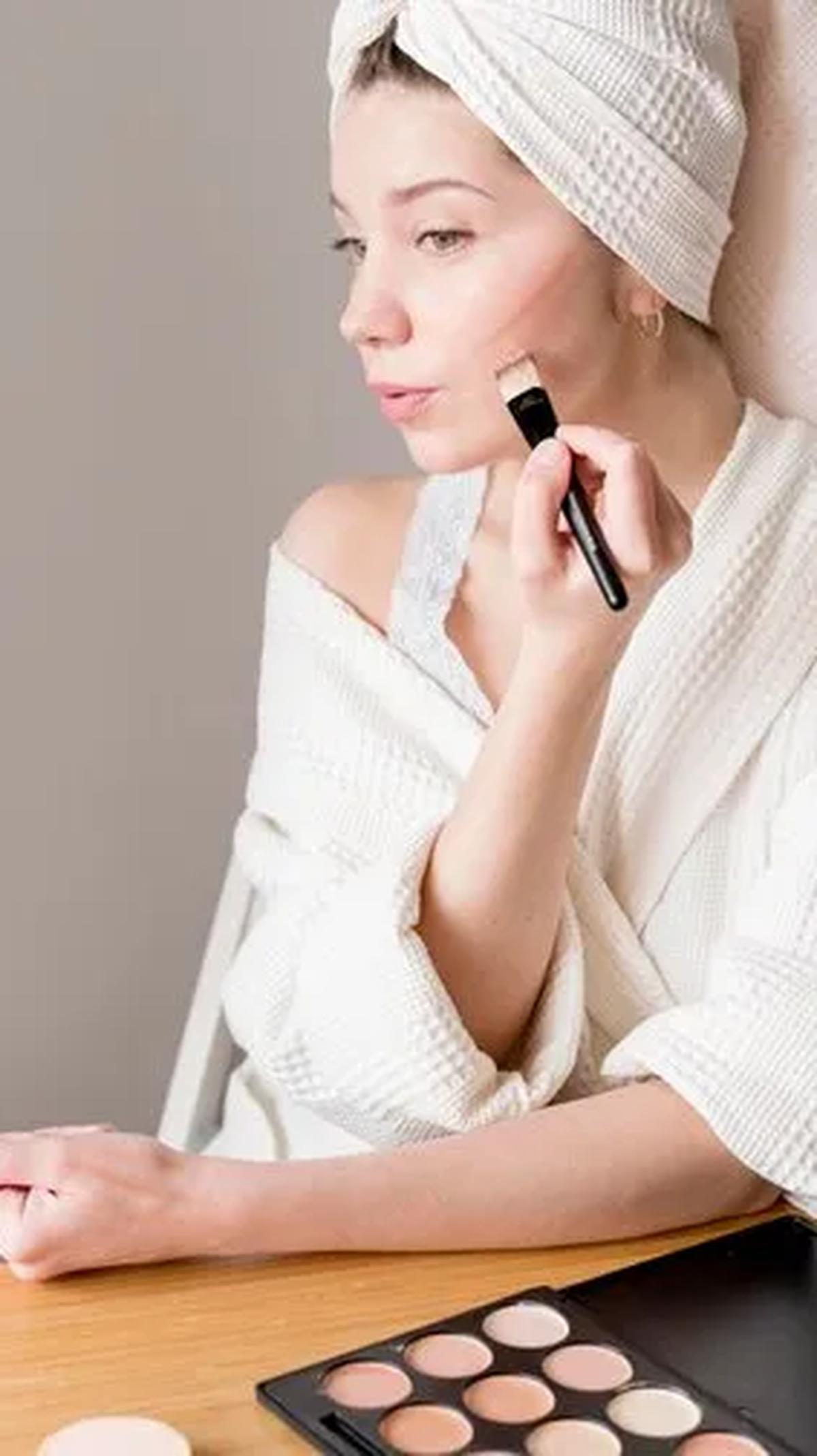 Makeup telah menjadi bagian tak terpisahkan dari kehidupan sehari-hari, terutama bagi para pecinta kecantikan.
