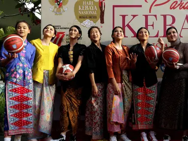 Komunitas Kebaya dari pebasket Timnas Bola Basket Putri Indonesia berpose sesaat sebelum melakukan peragaan busana kebaya di area Gedung Sarinah, Jakarta, Sabtu (13/8/2022). Sejumlah komunitas mengadakan peragaan busana kebaya untuk mendukung penetapan Hari Kebaya Nasional. (Liputan6.com/Helmi Fithriansyah)