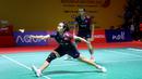 <p>Pebulu tangkis ganda campuran Indonesia, Rinov Rivaldy/Lisa Ayu Kusumawati berusaha mengembalikan kok ke arah pasangan Malaysia, Hoo Pang Ron/Cheng Su Yin pada laga perempat final Indonesia Masters 2025 di Istora Senayan, Jakarta, Jumat (24/01/2025). (Bola.com/Bagaskara Lazuardi)</p>