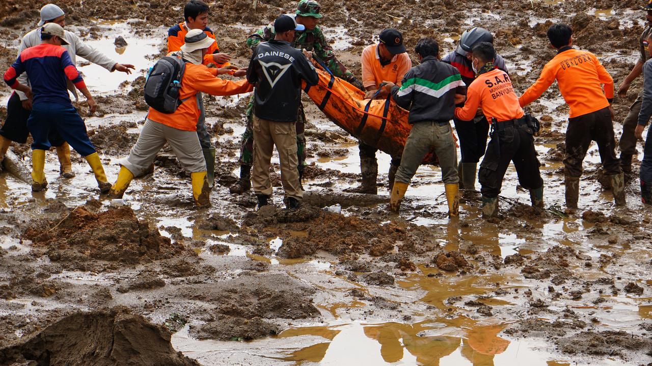 Proses Evakuasi Korban Longsor Banjarnegara