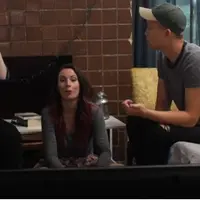 Entah keluarga, teman satu asrama, atau apapun, saat tinggal sama cewek, cowok harus maklum sama hal ini. (Via: youtube.com)