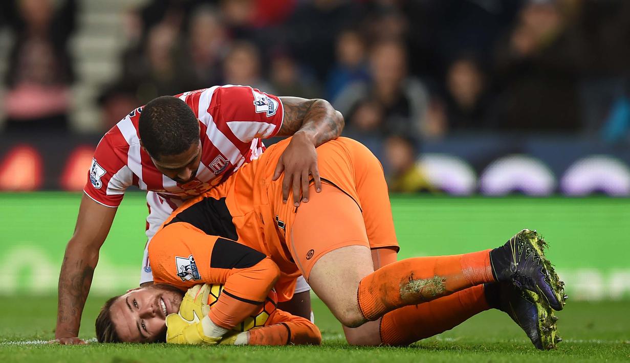 Kiper Stoke City, Jack Butland, mengamankan bola bersama rekannya, Glen Johnson, pada lanjutan Liga Premier Inggris di Stadion Britannia, Stoke, Minggu (8/11/2015) dini hari WIB. (AFP Photo/Paul Ellis)