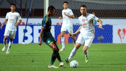 Pemain Persija Jakarta, Marko Simic (kanan) berusaha merebut bola dari pemain Persikabo 1973, Didik Wahyu pada laga pekan kedua BRI Liga 1 2023/2024 di Stadion Pakansari, Cibinong, Bogor, Minggu (9/7/2023). (Bola.com/M Iqbal Ichsan)