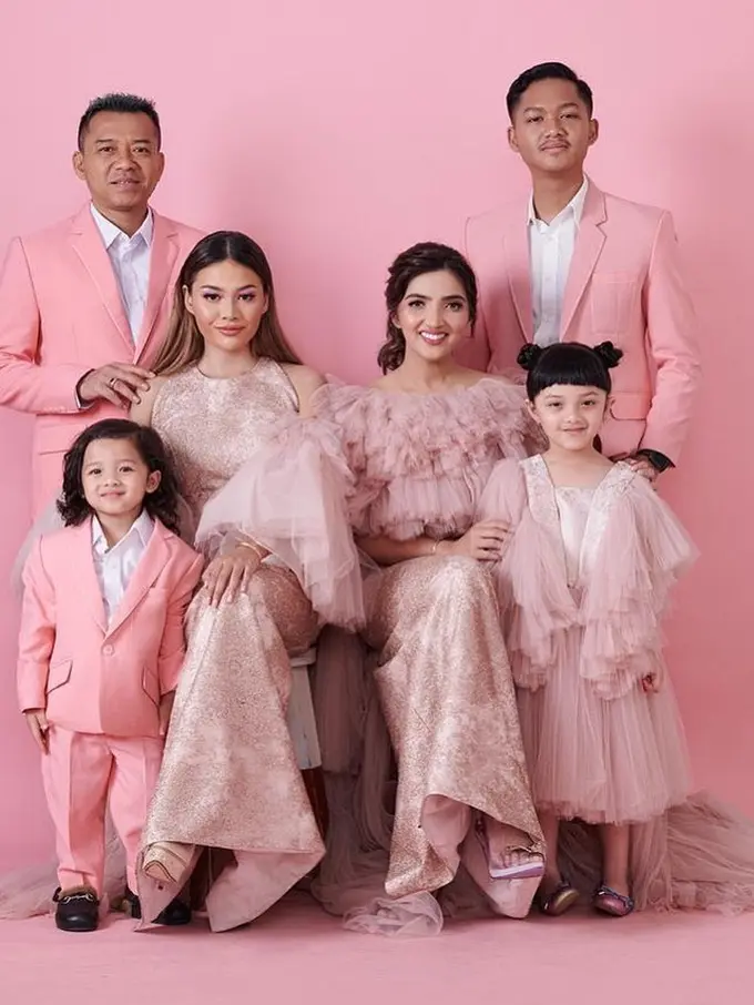 [Fimela] Keluarga Anang Hermansyah dan Ashanty