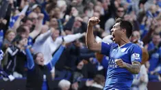 Stiker Leicester, Leonardo Ulloa, merayakan gol penyeimbang yang dicetaknya ke gawang West Ham pada laga Liga Premier Inggris di Stadion King Power, Leicester, Minggu (17/4/2016). Kedua tim bermain imbang 2-2. (AFP/Adrian Dennis)