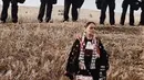 Foto yang diunggah Katy merupakan sosok wanita asli Amerika yang sedang berdiri di depan barisan polisi yang hendak melakukan perlawanan. (Instagram/Katyperrie)