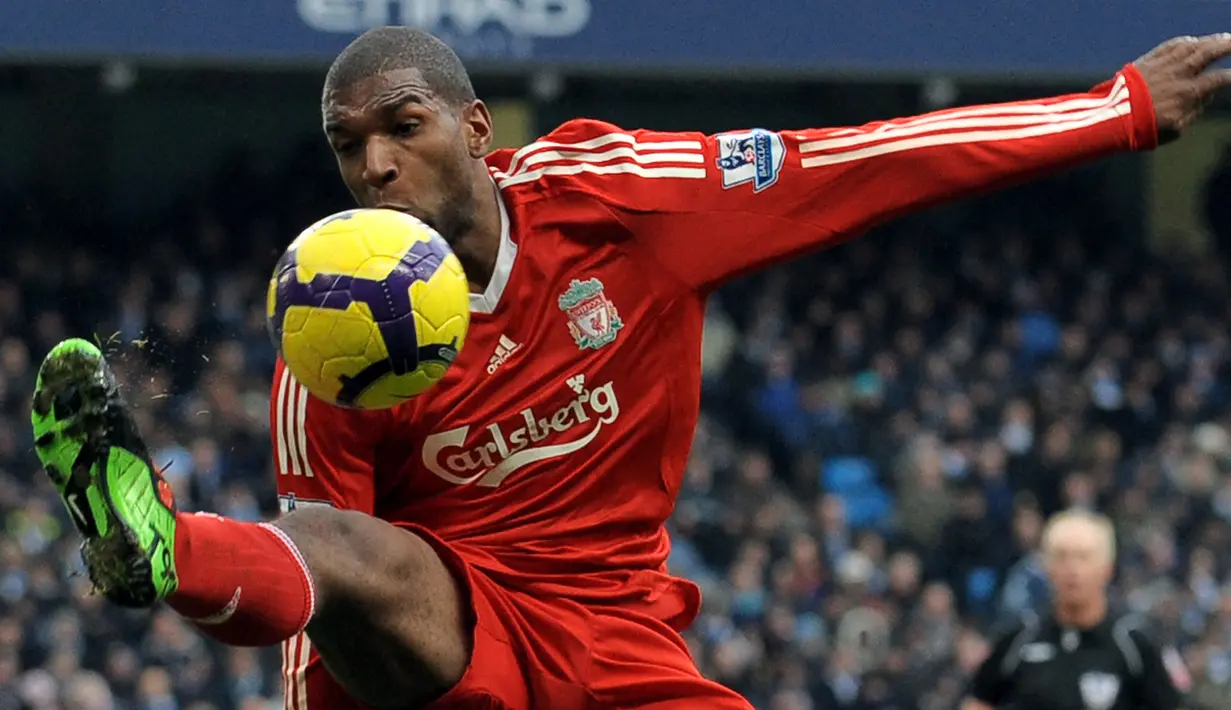 Ryan Babel. Sayap kiri Belanda berusia 35 tahun yang awal musim 2022/2023 baru saja bergabung dengan Eyupspor di Liga Turki ini tercatat pernah berseragam Ajax Amsterdam dan Liverpool. Ia terlebih dahulu membela Ajax selama 4 musim pada 2003/2004 hingga 2006/2007 usai dipromosikan dari tim akademi. Ia langsung memperkuat Liverpool usai meninggakan Ajax pada awal musim 2007/2008 dan bertahan selama 3,5 musim hingga pertengahan musim 2010/2011. Pada 2012/2013 ia kembali membela Ajax selama 1 musim di periode keduanya usai meninggalkan Hoffenheim. (AFP/Andrew Yates)
