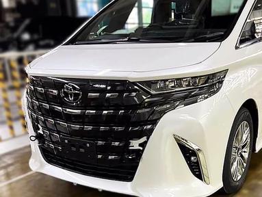 Tampang depan Toyota Alphard generasi keempat masih menggunakan bahasa desain yang mirip. Grill diamond cut besar dengan warna kombinasi hitam dan chrome mendominasi muka Alphard terbaru ini. Lampunya pun tampak mirip dengan pendahulunya yang sudah mengadopsi teknologi full LED. Perbedaan signifikan terjadi pada logo khas Alphard yang digantikan menjadi logo triple elipse Toyota. (Source: Instagram/@paultancars)