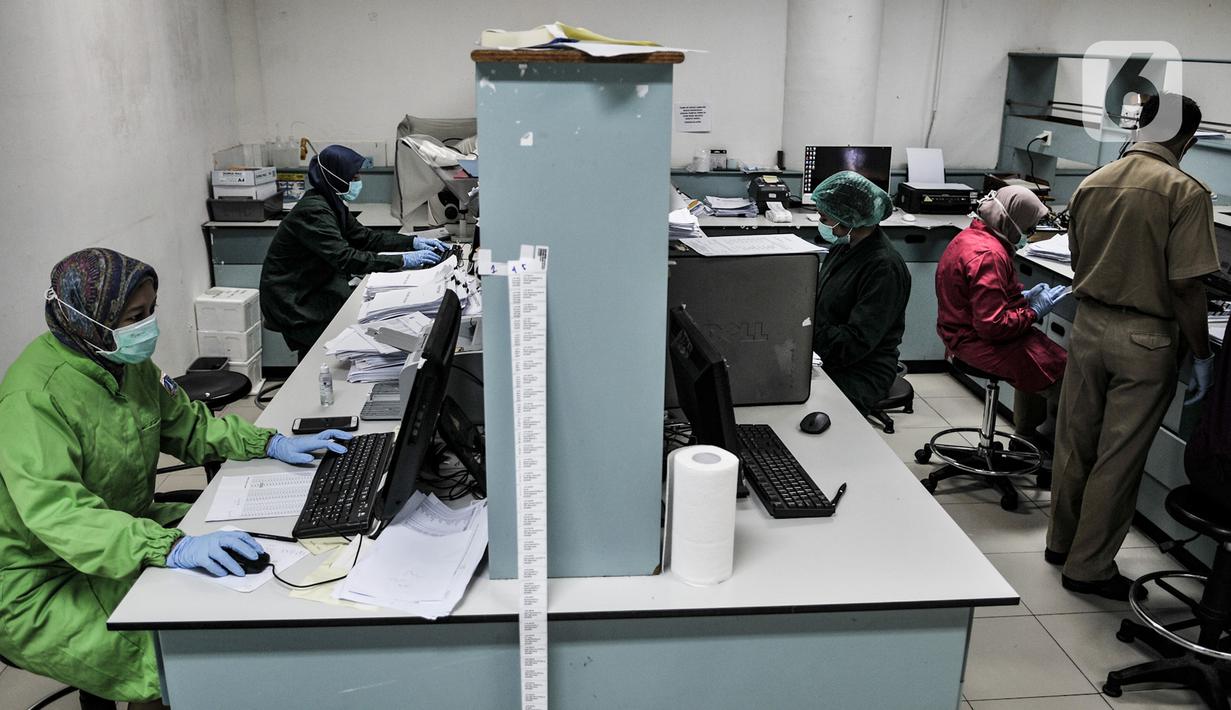 Tim medis mendata sampel sebelum diuji di laboratorium pemeriksaan Covid-19 di Labkesda DKI Jakarta, Selasa (4/8/2020). Labkesda DKI yang berjejaring dengan 47 lab se-Jakarta dalam sehari tercatat mampu menguji hampir 10.000 spesimen Covid-19 dengan metode PCR. (merdeka.com/Iqbal Nugroho)