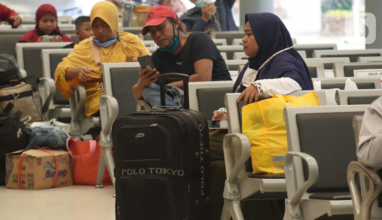 Calon penumpang Kereta Api Jarak Jauh menunggu waktu keberangkatan di Stasiun Pasar Senen, Jakarta, Kamis (23/4/2020). Per tanggal 24-30 April 2020, PT KAI (persero) membatalkan semua perjalanan kereta dari dan menuju Jakarta. (Liputan6.com/Helmi Fithriansyah)