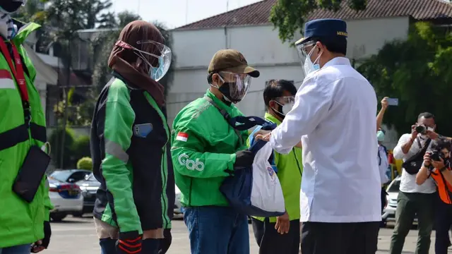 Menhub Budi Karya Sumadi, Menko Perekonomian Airlangga Hartarto dan Walikota Bogor Bima Arya bertemu dengan sejumlah pengemudi transportasi umum di Bogor. (Dok Kemenhub)