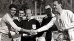 Kapten Brazil Mauro dan Ladislav Novak dari Ceko bertukar panji sebelum pertandingan final Piala Dunia FIFA 1962 di Chili (fifa.com)