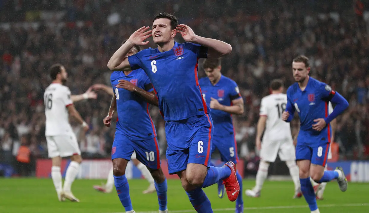 Bek Inggris, Harry Maguire berselebrasi usai mencetak ke gawang Albania pada pertandingan Grup I kualifikasi Piala Dunia 2022 di stadion Wembley di London, Sabtu (13/11/2021). Tambahan tiga poin mengukuhkan posisi Inggris di puncak klasemen dengan 23 poin.( AP Photo/Ian Walton)