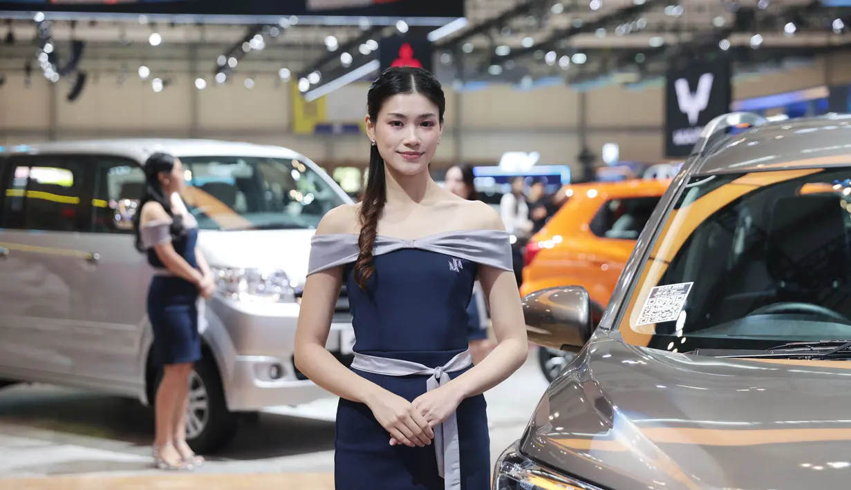 Sales Promotion Girl (SPG) berdiri dekat mobil baru yang dipamerkan dalam pameran otomotif Gaikindo Indonesia International Auto Show (GIIAS) 2026 di Indonesia Convention Exhibition (ICE), Tangerang, Banten, 30 Juli 2026. (KLY/ Budy Santoso)