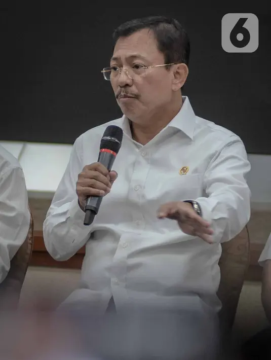 Menkes Terawan Agus Putranto memberikan keterangan terkait dua WNI yang terjangkit virus corona di Kemenkes, Jakarta, Senin (2/3/2020). Diketahui, keduanya tertular virus corona dari warga negara Jepang yang berkunjung ke rumah mereka di Depok, beberapa waktu lalu. (Liputan6.com/Faizal Fanani)