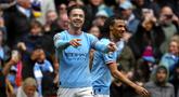Pemain Manchester City, Jack Grealish melakukan selebrasi setelah mencetak gol keempat timnya ke gawang Liverpool pada laga pekan ke-29 Liga Inggris 2022/2023 yang berlangsung di Etihad Stadium, Manchester, Minggu (01/04/2023) WIB. The Cityzens menang dengan skor 4-1. (AP Photo/Jon Super)