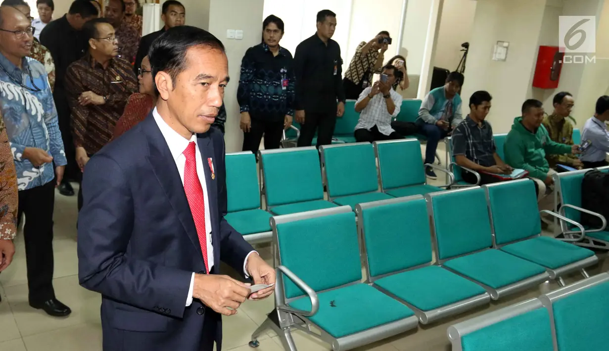 Presiden Jokowi menjajal sejumlah fasilitas saat meninjau Ruang Pelayanan Terpadu di Kementerian Luar Negeri, Jakarta, Senin (12/2). Ruang Pelayanan Terpadu bertempat di Gedung Direktorat Jenderal Protokol dan Konsuler. (Liputan6.com/Angga Yuniar)
