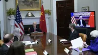 Presiden Joe Biden didampingi Menteri Keuangan Janet Yellen dan Menteri Luar Negeri Antony Blinken bertemu secara virtual dengan Presiden China Xi Jinping dari Ruang Roosevelt Gedung Putih di Washington, Senin (15/22/2021). (AP Photo/Susan Walsh)
