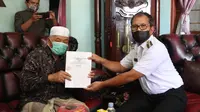 Momen penyerahan akta hibah tanah untuk Kelurahan Sudiang (Liputan6.com/Dok: Pemkot Makassar)