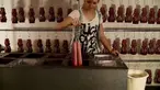 Ayo menyimak bagaimana caranya menciptakan ukiran lilin yang indah.