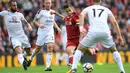 Aksi pemain Liverpool, Philippe Coutinho (2kanan)  melewati adangan para pemain Burnley pada lanjutan Premier League pekan kelima di Anfield Stadium, Liverpool (16/9/2017). Liverpool bermain imbang 1-1.  (AFP/Paul Ellis)
