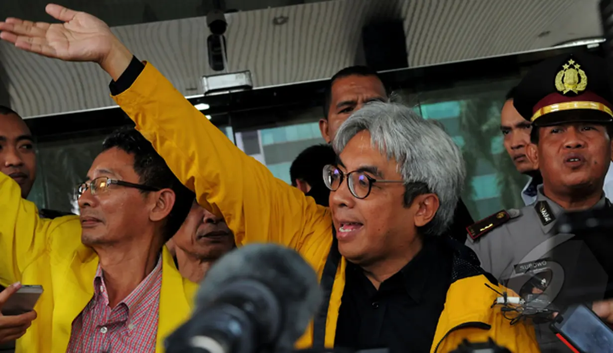 Imam Prasodjo bersama ratusan mahasiswa dan akademisi saat mendatangi kantor KPK, Jakarta, Rabu (18/2/2015). Mereka menyambut baik keputusan Presiden Jokowi yang membatalkan Budi Gunawan sebagai Kapolri.(Liputan6.com/Faisal R Syam)
