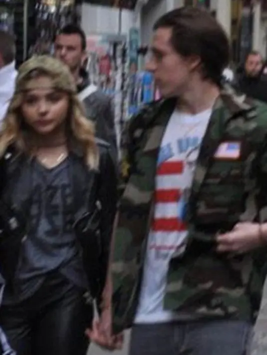 Diwartakan oleh Aceshowbiz, Chloe dan Brooklyn nampak asyik bergandengan tangan di sekitar jalan pusat kota London,Inggris. Chloe nampak cantik mengenakan jaket kulit, begitupun dengan Brooklyn dengan style casualnya. (viaaceshowbiz/Bintang.com)