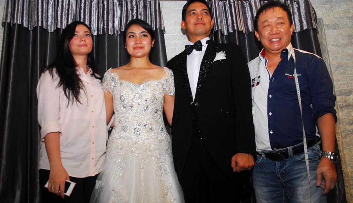 Donnie Ada Band dan Sonya melakukan fitting baju pernikahan di butik Brutus kawasan Jakarta Barat, Selasa (6/5/14). (Liputan6.com/Miftahul Hayat)