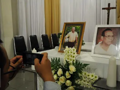 Seorang kerabat mengabadikan gambar legenda sepakbola Indonesia. Sinyo Aliandoe yang meninggal dunia di Jakarta, Rabu (18/11/2015). Sinyo wafat pada usia 77 tahun dan disemayamkan di Rumah Duka St Carolus Jakarta. (Liputan6.com/Helmi Fithriansyah) 