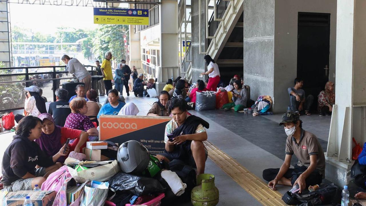Puluhan warga korban kebakaran  terpaksa mengungsi di halaman Stasiun Kereta Api Bandara Manggarai, Jakarta, Selasa (13/8/2024).&nbsp;Pemerintah Kota Administrasi Jakarta Selatan menyiapkan fasilitas pengungsian bagi warga yang terdampak kebakaran di Jala