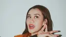 Aaliyah Massaid tampil cantik dengan set atasan berkerah lengan panjang dari kulit berwarna cokelat, dipadu roknya dengan detail kantong, yang serasi. Aaliyah Massaid menyempurnakan penampilannya dengan makeup bernuansa oranye yang lembut dan rambut panjangnya yang dibiarkan tergerai. [Foto: Instagram/erichalamin]
