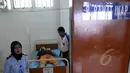 Seorang warga binaan mendapatkan perawatan penyakit tuberkulosis (TB) di Lapas Cipinang, Jakarta, Selasa (24/2/2015). Catatan WHO, kasus TB di lembaga pemasyarakatan di Indonesia, 11 hingga 81 kali dari populasi umum. (Liputan6.com/Johan Tallo)
