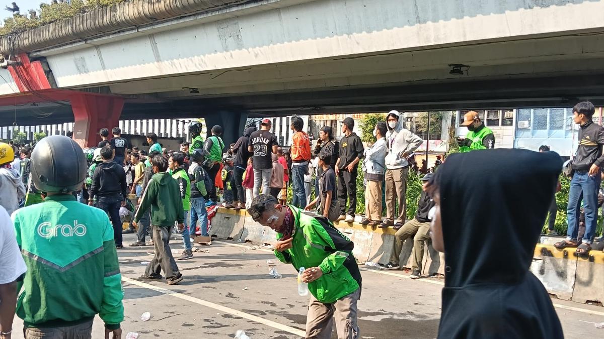 Demo Ojol di Mako Brimob Kwitang: Massa Lempar Batu dan Petasan, Petugas Balas Pakai Gas Air Mata