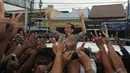  Dengan pengawalan yang tidak terlalu ketat, Jokowi perlahan masuk ke dalam lautan pendukungnya dan berjalan ke arah pasar, Pekalongan, Kamis (19/6/2014) (Liputan6.com/Herman Zakharia)